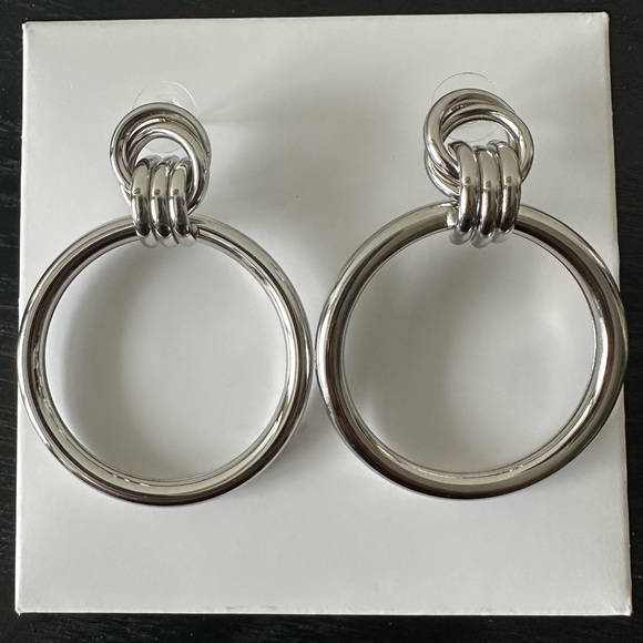 HOOP EARRINGS Metal earrings with round pendant Silver - Picture 5 of 8